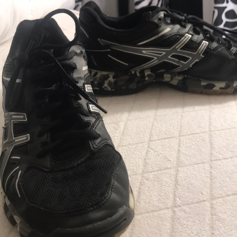 Black volleyball shoes
